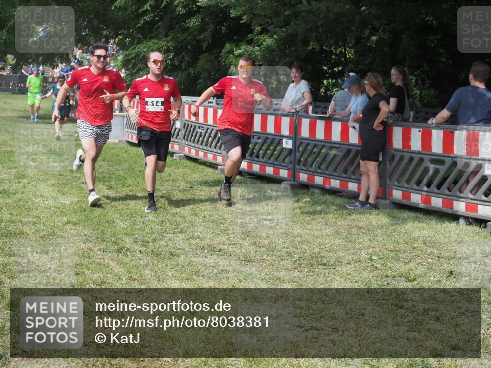 15.06.2025 - 27. Vierlanden-Triathlon KatJ http://msf.ph/oto/8038381 15.06.2025 11:32:37 Schwimmen  meine-sportfotos.de