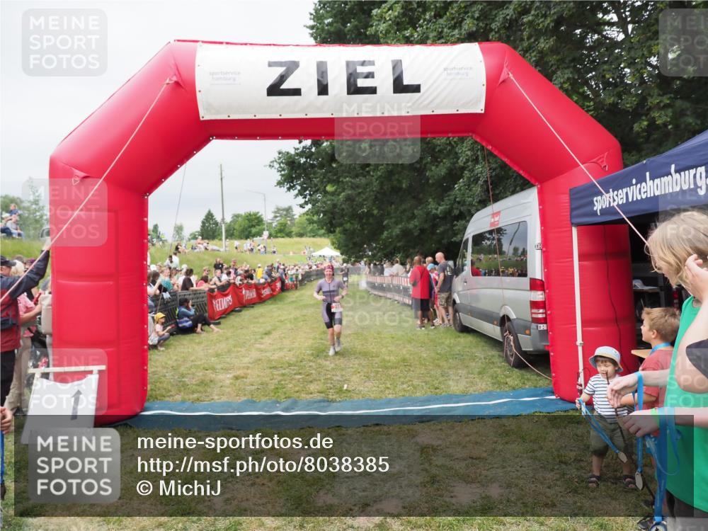 21.06.2025 - 27. Vierlanden-Triathlon MichiJ http://msf.ph/oto/8038385 15.06.2026 13:17:41 Ziel 216 meine-sportfotos.de