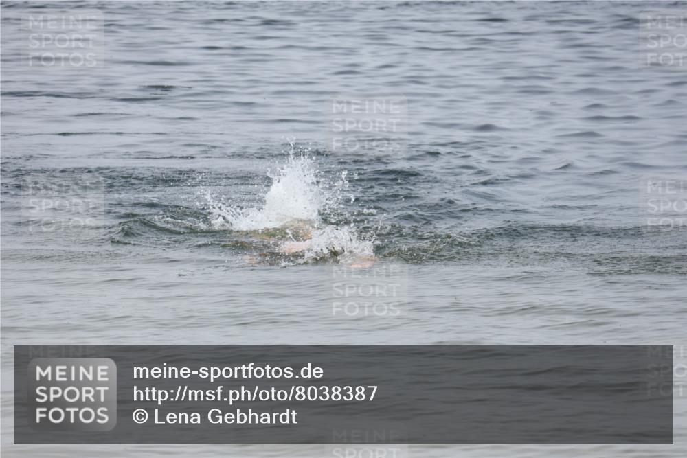 21.06.2025 - 27. Vierlanden-Triathlon Lena Gebhardt http://msf.ph/oto/8038387 15.06.2025 12:24:49 Schwimmen 1049 meine-sportfotos.de