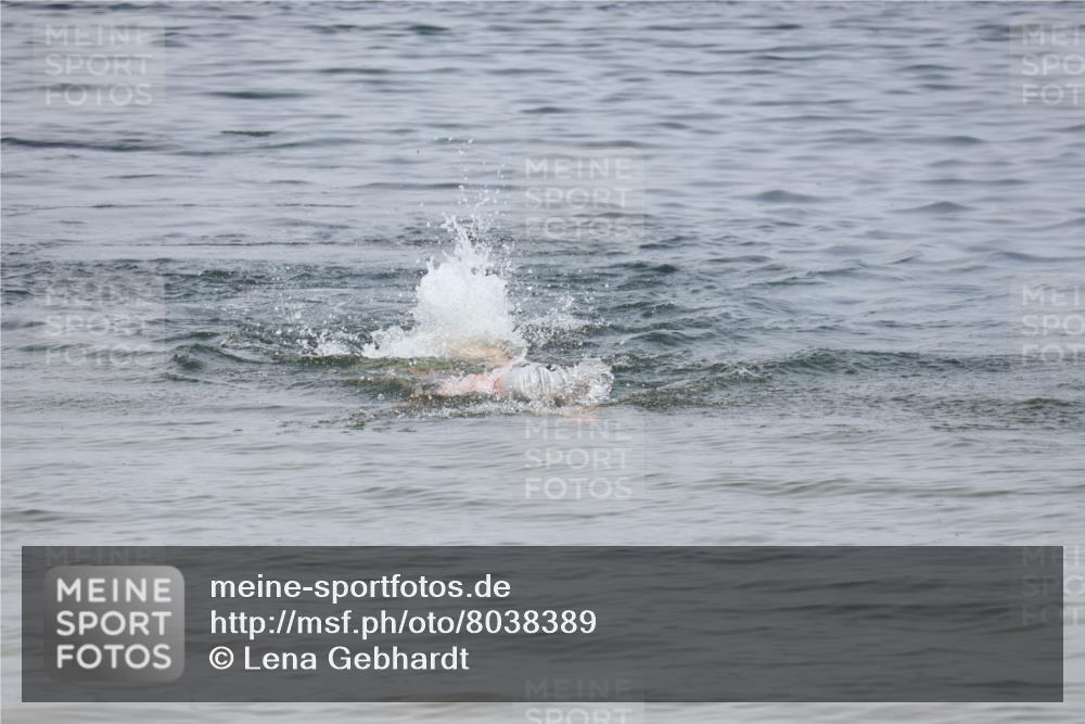 21.06.2025 - 27. Vierlanden-Triathlon Lena Gebhardt http://msf.ph/oto/8038389 15.06.2025 12:24:49 Schwimmen 1049 meine-sportfotos.de