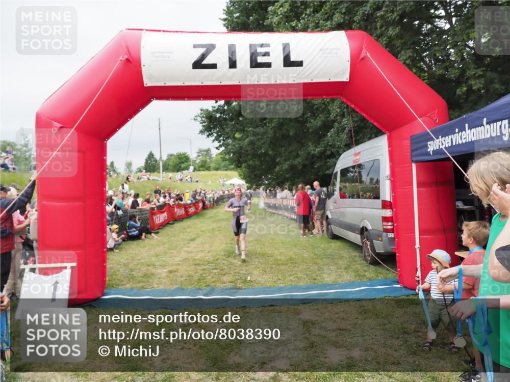 21.06.2025 - 27. Vierlanden-Triathlon MichiJ http://msf.ph/oto/8038390 15.06.2026 13:17:41 Ziel 216 meine-sportfotos.de