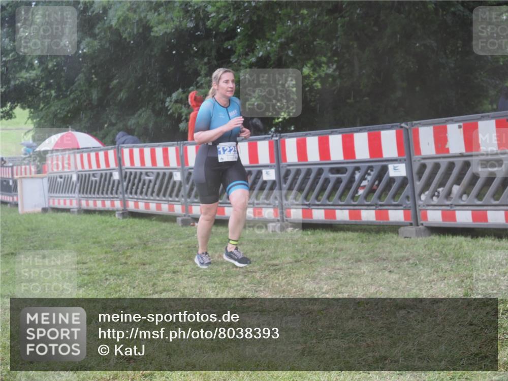 21.06.2025 - 27. Vierlanden-Triathlon KatJ http://msf.ph/oto/8038393 15.06.2025 14:20:36 Ziel 1225 meine-sportfotos.de