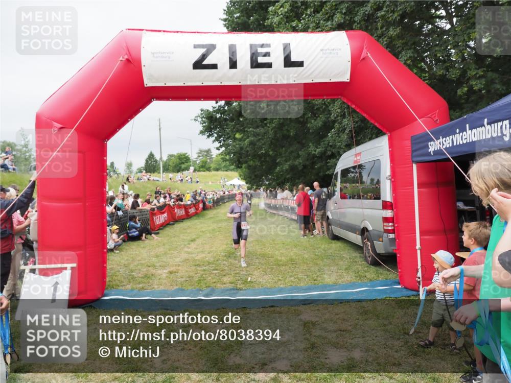 21.06.2025 - 27. Vierlanden-Triathlon MichiJ http://msf.ph/oto/8038394 15.06.2026 13:17:41 Ziel 216 meine-sportfotos.de