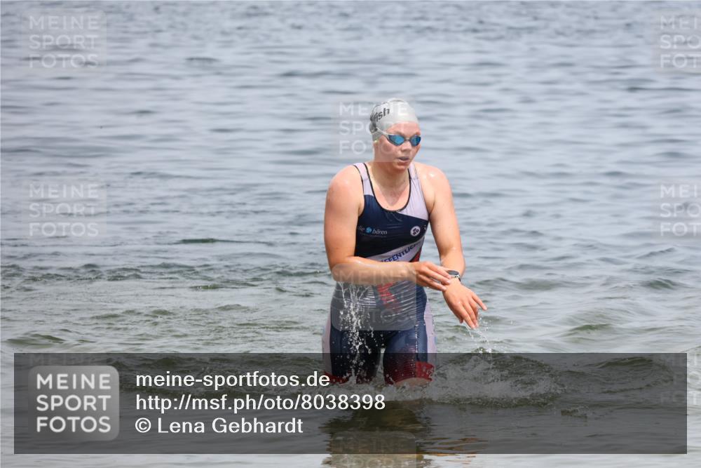 21.06.2025 - 27. Vierlanden-Triathlon Lena Gebhardt http://msf.ph/oto/8038398 15.06.2025 12:24:53 Schwimmen 1049 meine-sportfotos.de