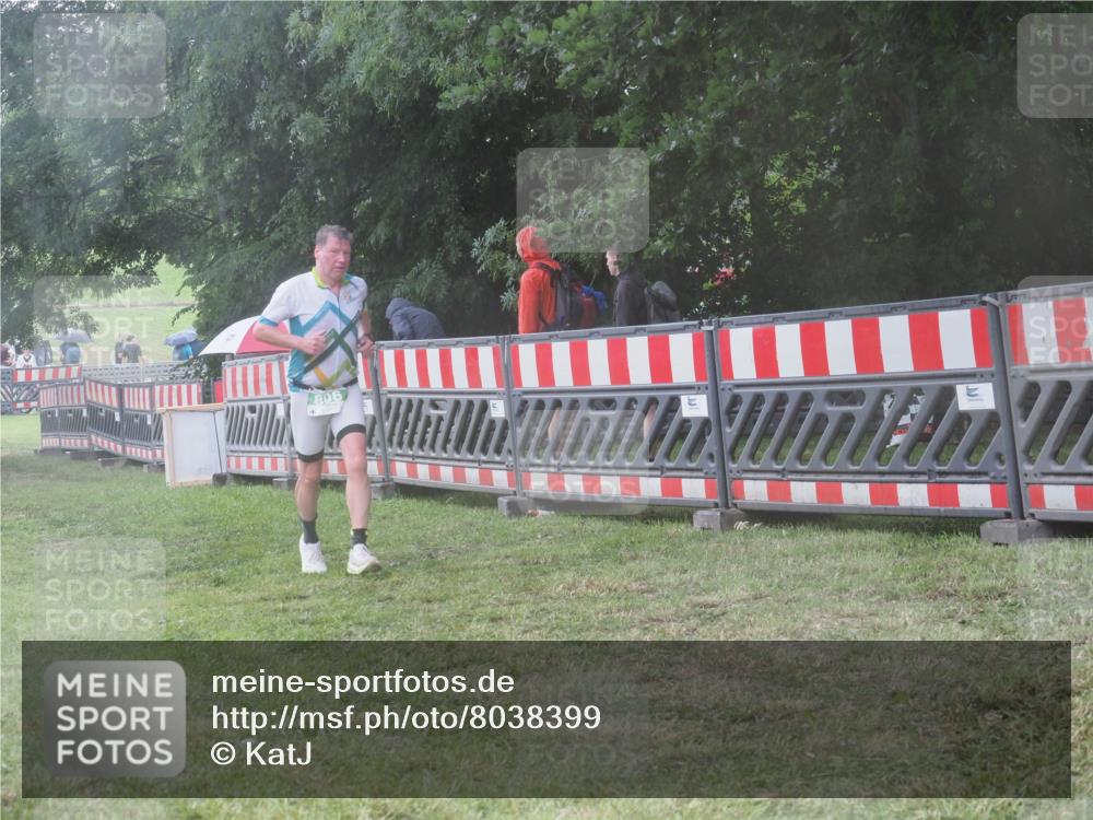 21.06.2025 - 27. Vierlanden-Triathlon KatJ http://msf.ph/oto/8038399 15.06.2025 14:20:46 Ziel 806 meine-sportfotos.de