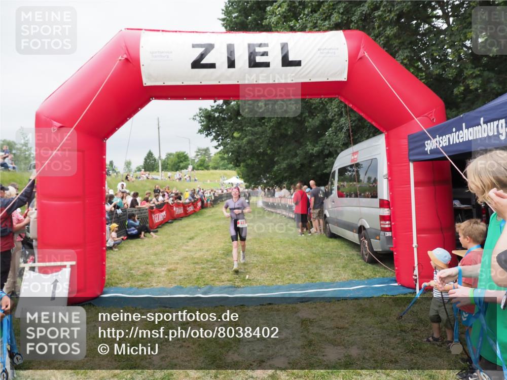21.06.2025 - 27. Vierlanden-Triathlon MichiJ http://msf.ph/oto/8038402 15.06.2026 13:17:42 Ziel 216 meine-sportfotos.de
