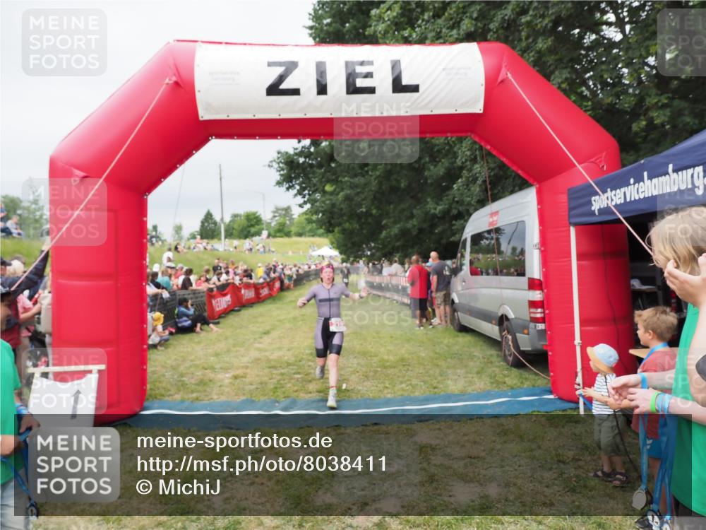 21.06.2025 - 27. Vierlanden-Triathlon MichiJ http://msf.ph/oto/8038411 15.06.2026 13:17:42 Ziel 216 meine-sportfotos.de