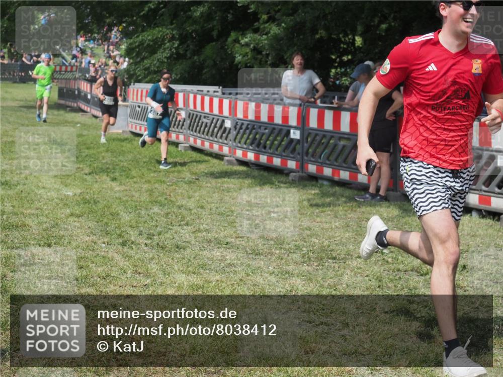 15.06.2025 - 27. Vierlanden-Triathlon KatJ http://msf.ph/oto/8038412 15.06.2025 11:32:39 Schwimmen  meine-sportfotos.de
