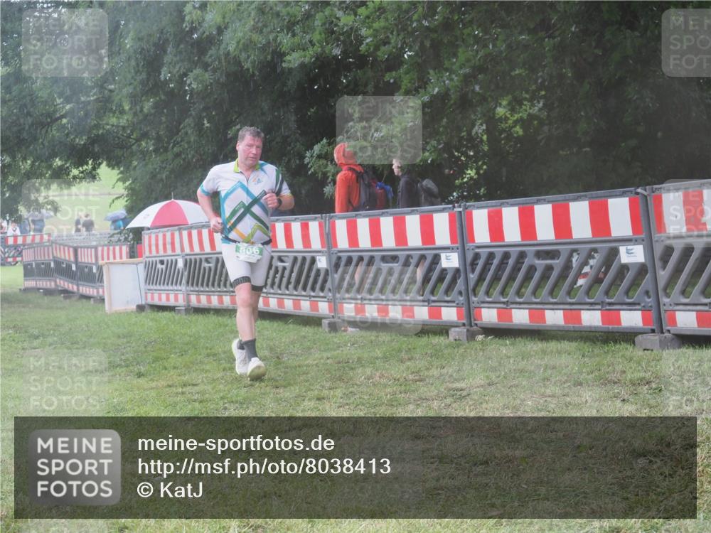 21.06.2025 - 27. Vierlanden-Triathlon KatJ http://msf.ph/oto/8038413 15.06.2025 14:20:47 Ziel 806 meine-sportfotos.de
