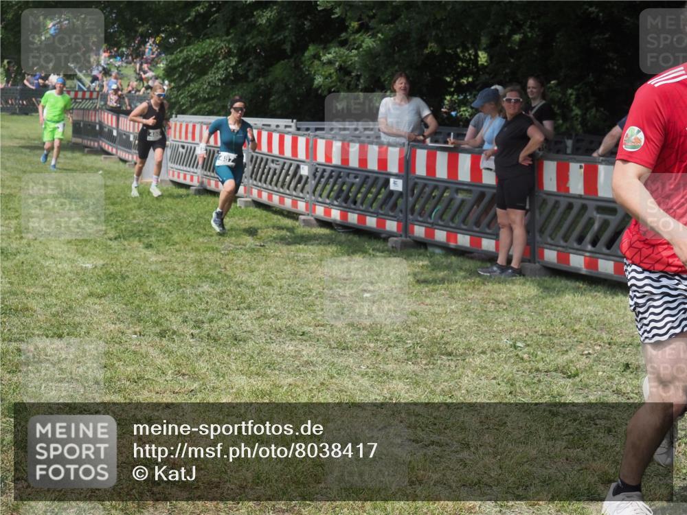 15.06.2025 - 27. Vierlanden-Triathlon KatJ http://msf.ph/oto/8038417 15.06.2025 11:32:39 Schwimmen  meine-sportfotos.de