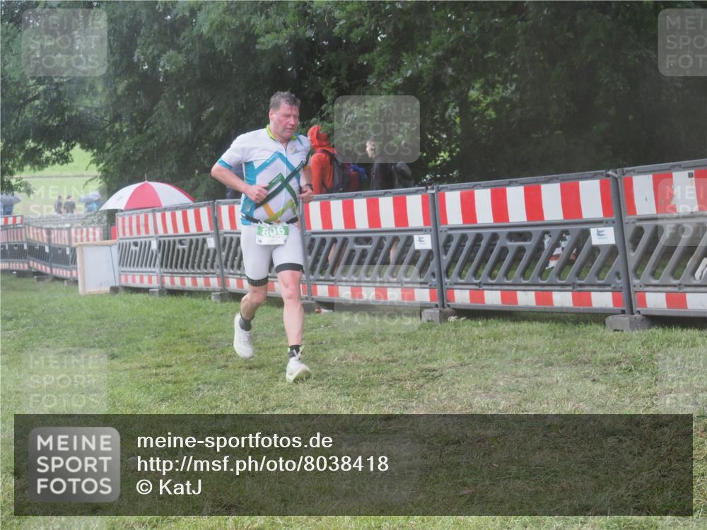 21.06.2025 - 27. Vierlanden-Triathlon KatJ http://msf.ph/oto/8038418 15.06.2025 14:20:47 Ziel 806 meine-sportfotos.de