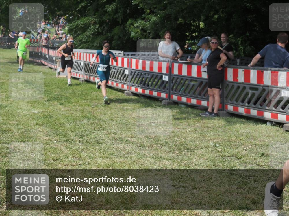15.06.2025 - 27. Vierlanden-Triathlon KatJ http://msf.ph/oto/8038423 15.06.2025 11:32:39 Schwimmen  meine-sportfotos.de