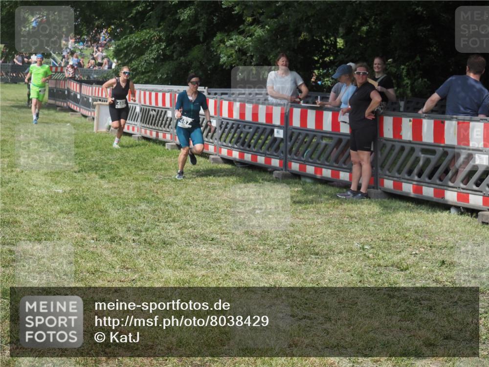 15.06.2025 - 27. Vierlanden-Triathlon KatJ http://msf.ph/oto/8038429 15.06.2025 11:32:39 Schwimmen  meine-sportfotos.de