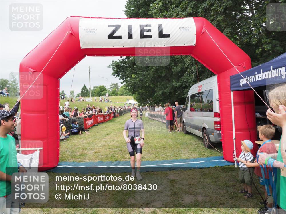 21.06.2025 - 27. Vierlanden-Triathlon MichiJ http://msf.ph/oto/8038430 15.06.2026 13:17:43 Ziel 216 meine-sportfotos.de