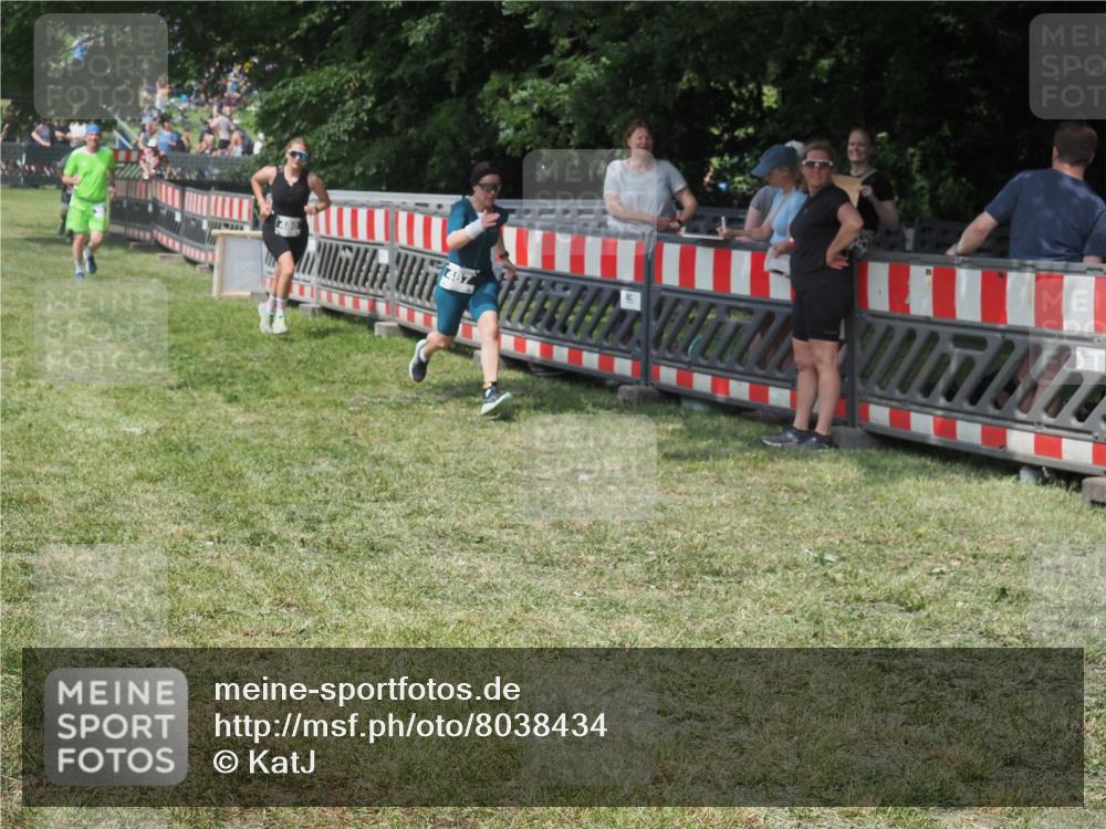 15.06.2025 - 27. Vierlanden-Triathlon KatJ http://msf.ph/oto/8038434 15.06.2025 11:32:39 Schwimmen  meine-sportfotos.de