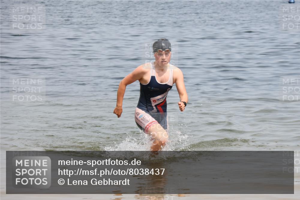 21.06.2025 - 27. Vierlanden-Triathlon Lena Gebhardt http://msf.ph/oto/8038437 15.06.2025 12:25:16 Schwimmen 1051 meine-sportfotos.de