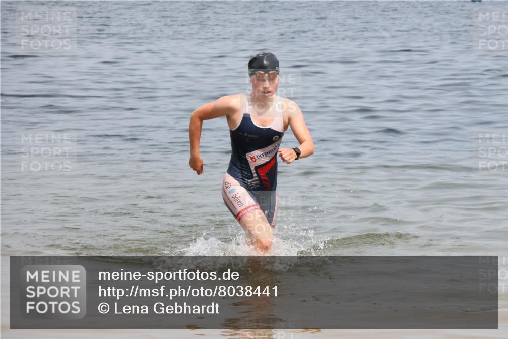 21.06.2025 - 27. Vierlanden-Triathlon Lena Gebhardt http://msf.ph/oto/8038441 15.06.2025 12:25:16 Schwimmen 1051 meine-sportfotos.de