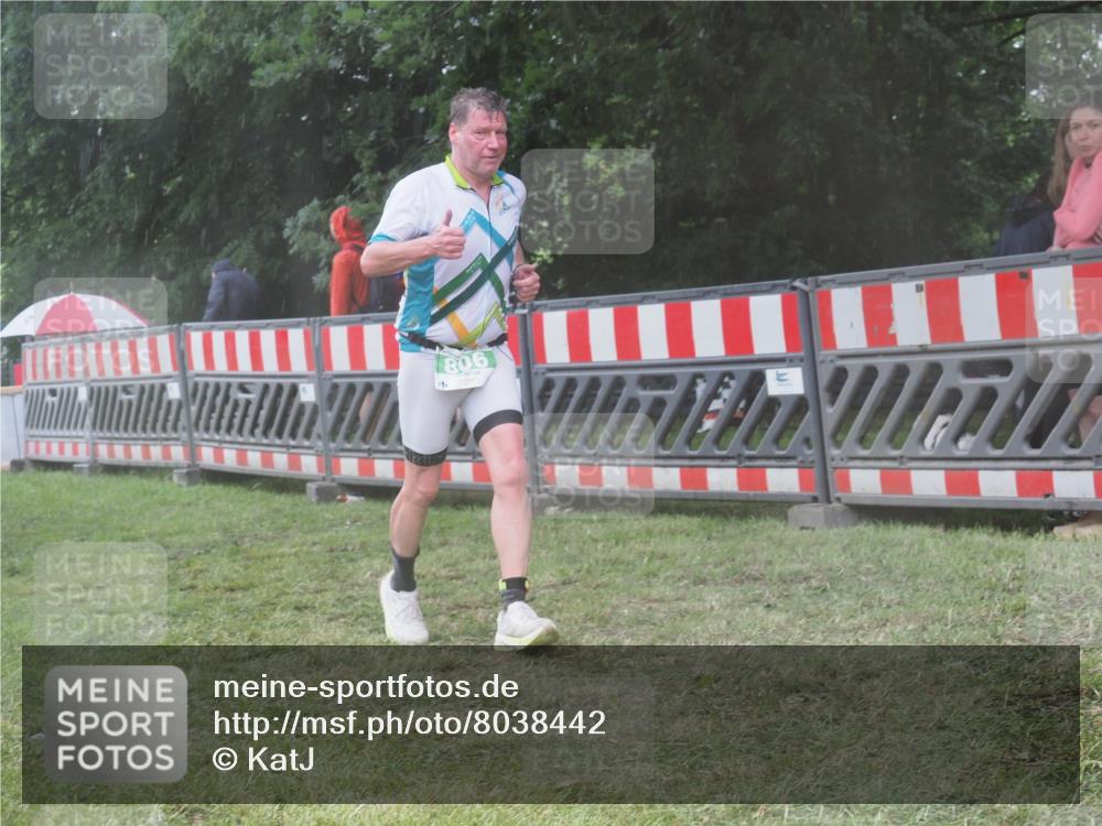 21.06.2025 - 27. Vierlanden-Triathlon KatJ http://msf.ph/oto/8038442 15.06.2025 14:20:48 Ziel 806 meine-sportfotos.de
