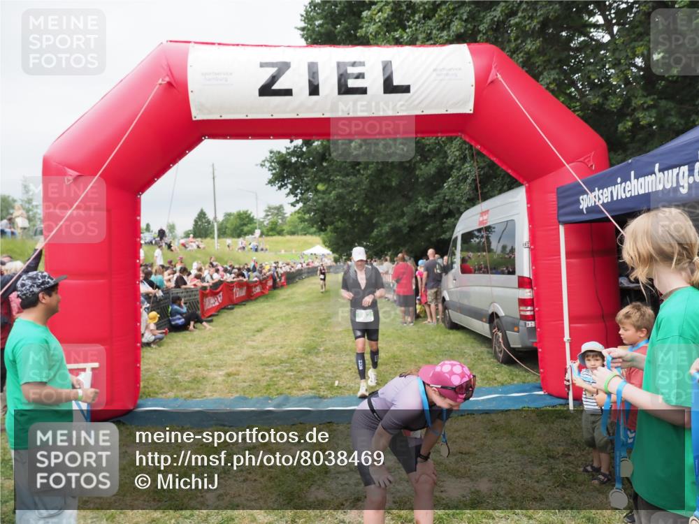 21.06.2025 - 27. Vierlanden-Triathlon MichiJ http://msf.ph/oto/8038469 15.06.2026 13:17:49 Ziel 216, 862 meine-sportfotos.de