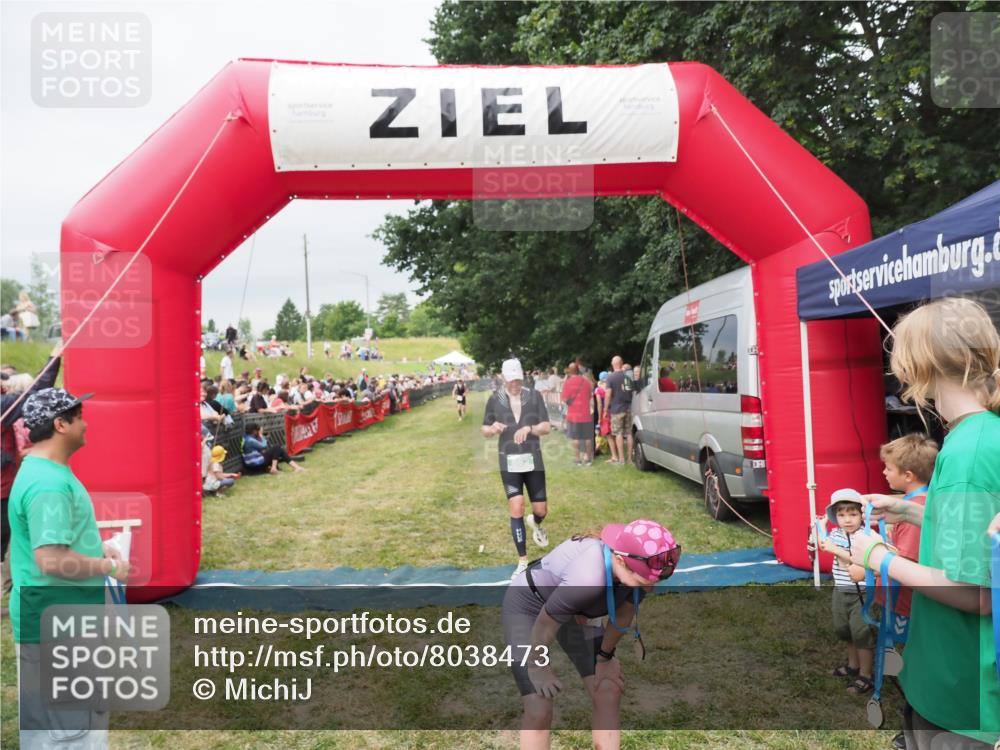 21.06.2025 - 27. Vierlanden-Triathlon MichiJ http://msf.ph/oto/8038473 15.06.2026 13:17:49 Ziel 216, 862 meine-sportfotos.de