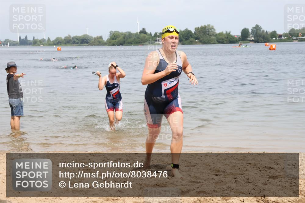 21.06.2025 - 27. Vierlanden-Triathlon Lena Gebhardt http://msf.ph/oto/8038476 15.06.2025 12:26:09 Schwimmen 1050, 1052 meine-sportfotos.de