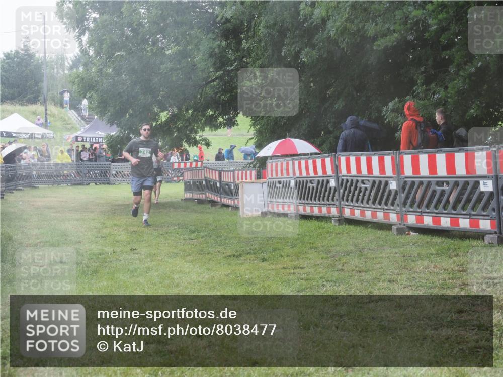 21.06.2025 - 27. Vierlanden-Triathlon KatJ http://msf.ph/oto/8038477 15.06.2025 14:21:17 Ziel 742, 1205 meine-sportfotos.de
