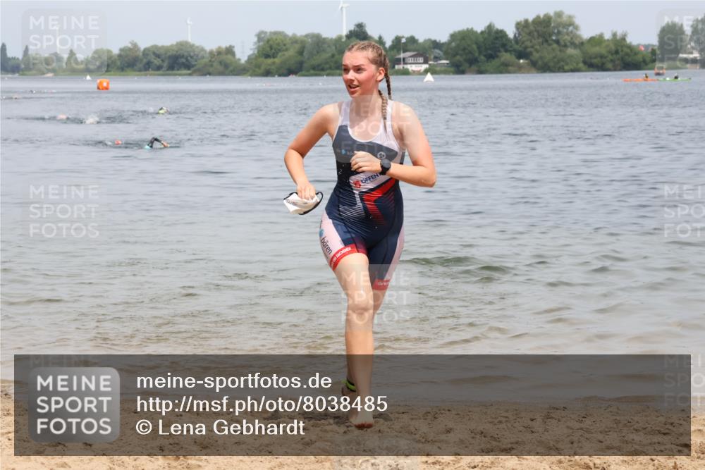 21.06.2025 - 27. Vierlanden-Triathlon Lena Gebhardt http://msf.ph/oto/8038485 15.06.2025 12:26:11 Schwimmen 1050, 1052 meine-sportfotos.de
