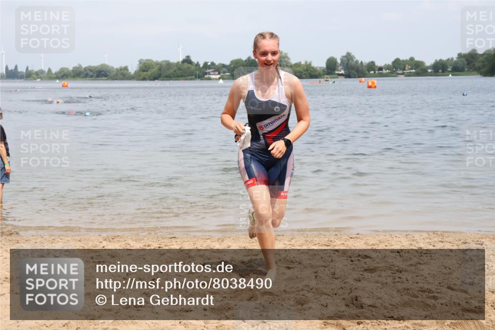21.06.2025 - 27. Vierlanden-Triathlon Lena Gebhardt http://msf.ph/oto/8038490 15.06.2025 12:26:11 Schwimmen 1050, 1052 meine-sportfotos.de