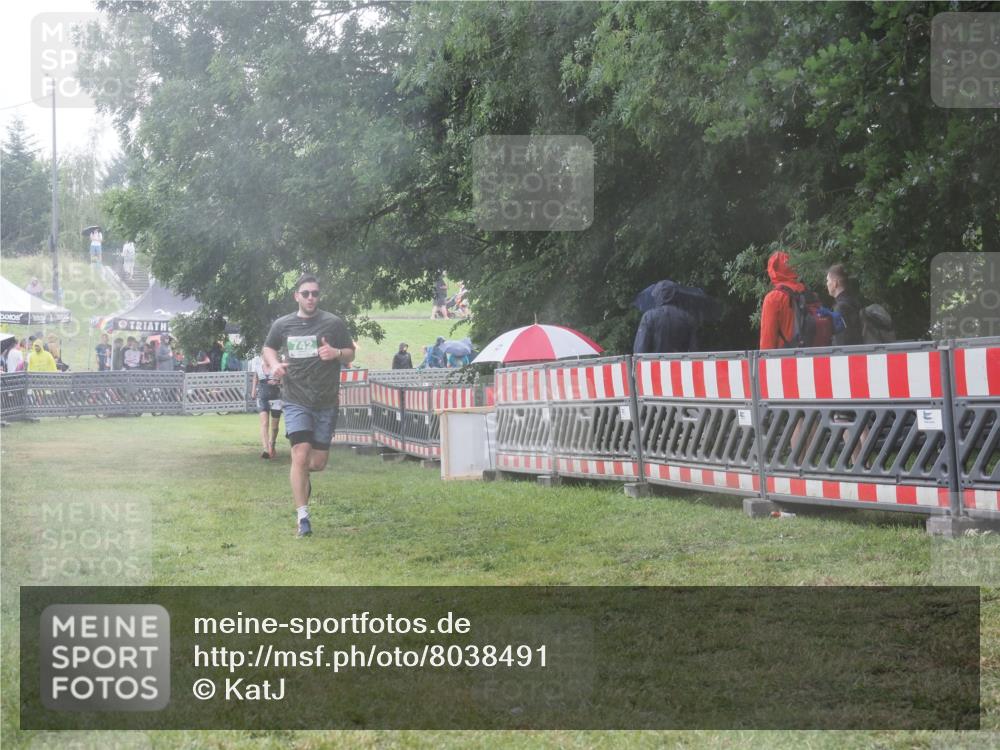 21.06.2025 - 27. Vierlanden-Triathlon KatJ http://msf.ph/oto/8038491 15.06.2025 14:21:18 Ziel 742, 1205 meine-sportfotos.de