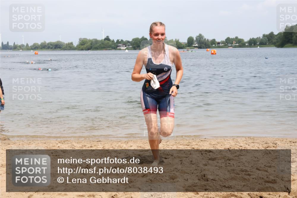 21.06.2025 - 27. Vierlanden-Triathlon Lena Gebhardt http://msf.ph/oto/8038493 15.06.2025 12:26:12 Schwimmen 1050, 1052 meine-sportfotos.de