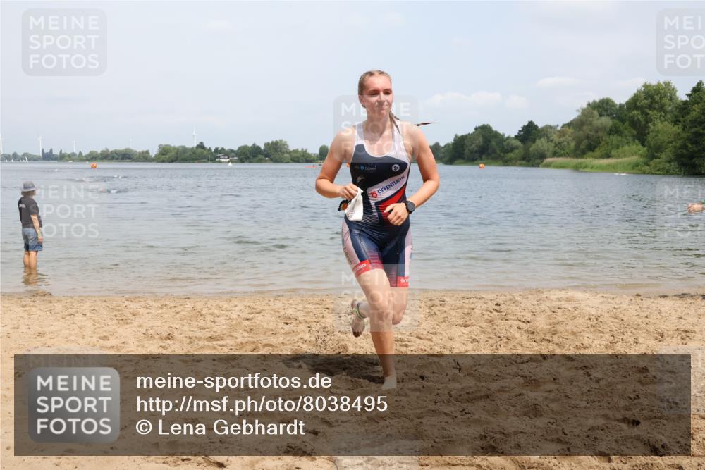 21.06.2025 - 27. Vierlanden-Triathlon Lena Gebhardt http://msf.ph/oto/8038495 15.06.2025 12:26:12 Schwimmen 1050, 1052 meine-sportfotos.de
