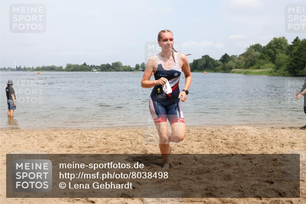 21.06.2025 - 27. Vierlanden-Triathlon Lena Gebhardt http://msf.ph/oto/8038498 15.06.2025 12:26:12 Schwimmen 1050, 1052 meine-sportfotos.de