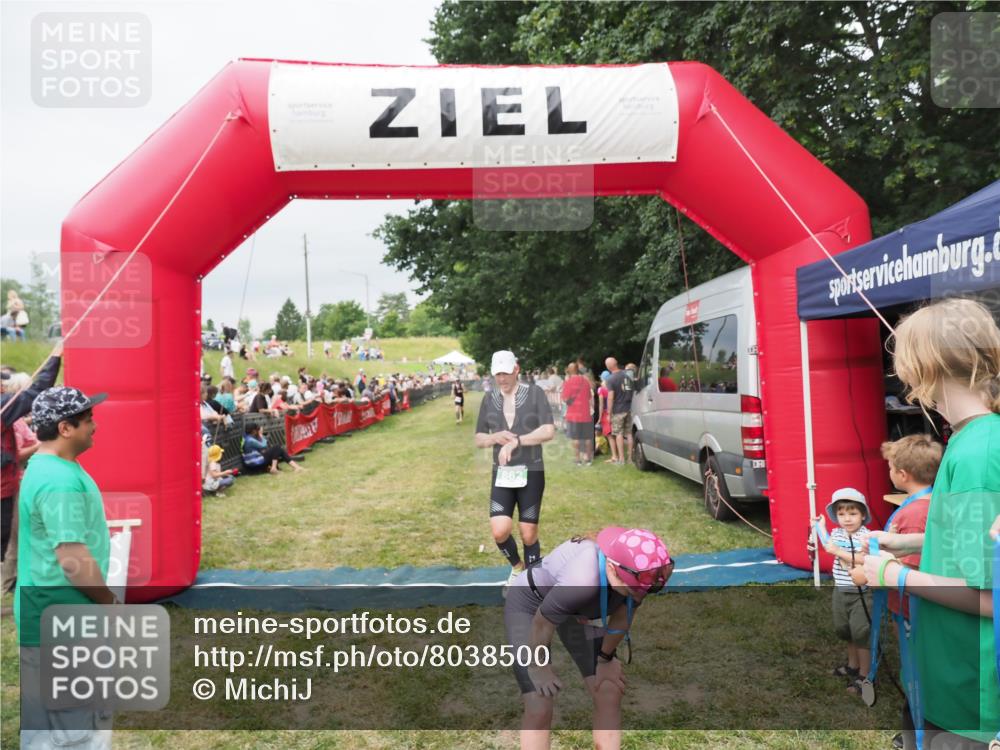 21.06.2025 - 27. Vierlanden-Triathlon MichiJ http://msf.ph/oto/8038500 15.06.2026 13:17:49 Ziel 216, 862 meine-sportfotos.de