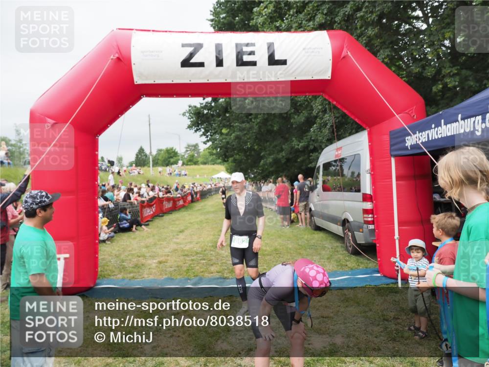 21.06.2025 - 27. Vierlanden-Triathlon MichiJ http://msf.ph/oto/8038518 15.06.2026 13:17:50 Ziel 862 meine-sportfotos.de