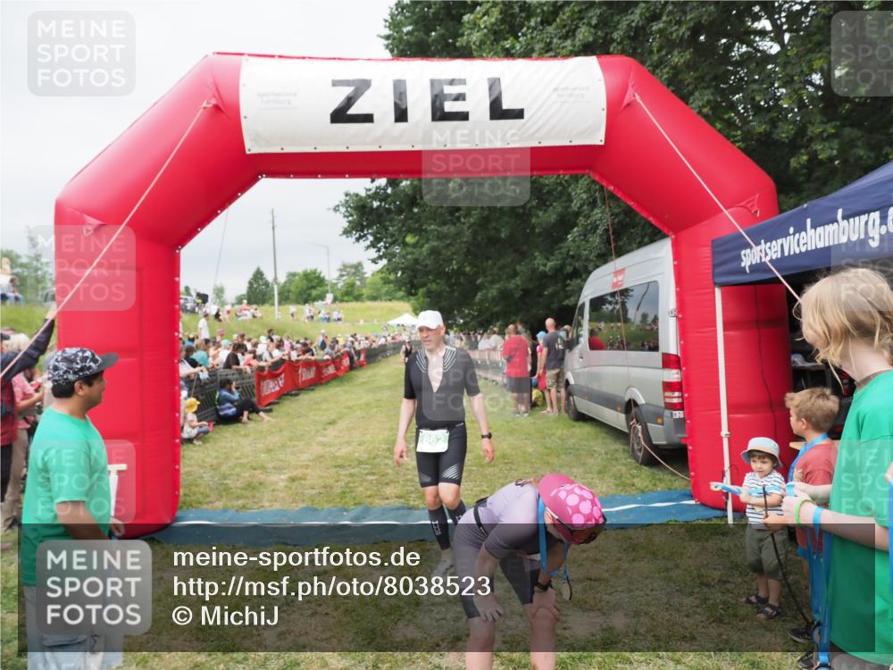 21.06.2025 - 27. Vierlanden-Triathlon MichiJ http://msf.ph/oto/8038523 15.06.2026 13:17:50 Ziel 862 meine-sportfotos.de