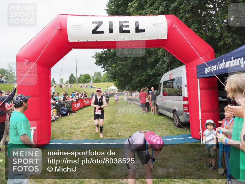 21.06.2025 - 27. Vierlanden-Triathlon MichiJ http://msf.ph/oto/8038525 15.06.2026 13:17:56 Ziel 132, 862 meine-sportfotos.de