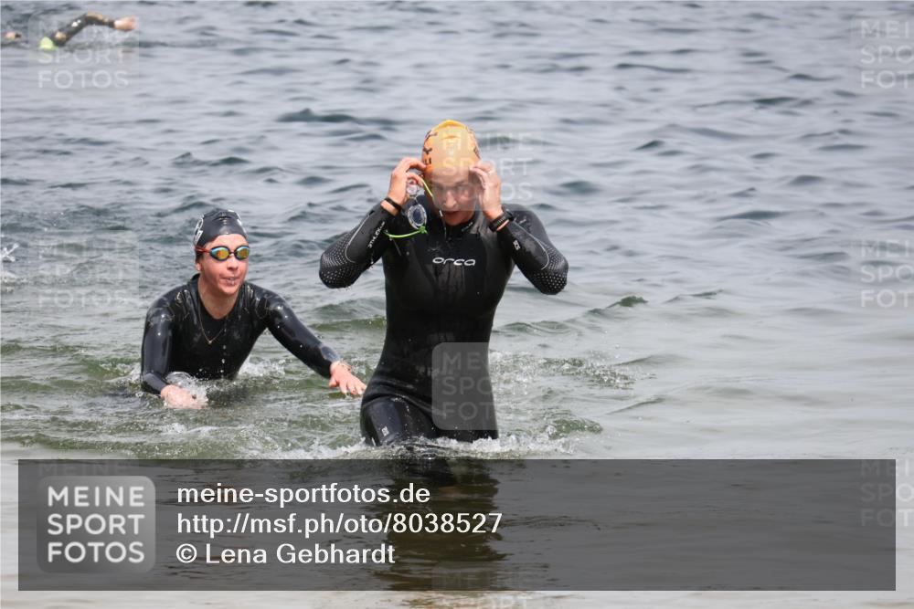 21.06.2025 - 27. Vierlanden-Triathlon Lena Gebhardt http://msf.ph/oto/8038527 15.06.2025 12:27:05 Schwimmen 1058, 1059 meine-sportfotos.de