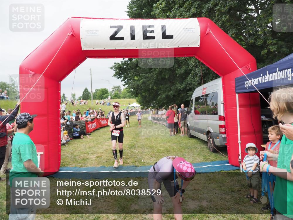 21.06.2025 - 27. Vierlanden-Triathlon MichiJ http://msf.ph/oto/8038529 15.06.2026 13:17:56 Ziel 132, 862 meine-sportfotos.de