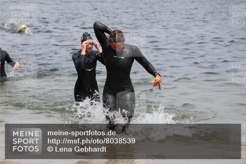 21.06.2025 - 27. Vierlanden-Triathlon Lena Gebhardt http://msf.ph/oto/8038539 15.06.2025 12:27:08 Schwimmen 1057, 1058, 1059, 1060 meine-sportfotos.de