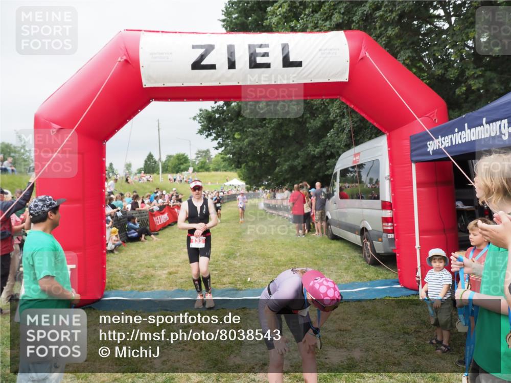 21.06.2025 - 27. Vierlanden-Triathlon MichiJ http://msf.ph/oto/8038543 15.06.2026 13:17:57 Ziel 132, 196, 816 meine-sportfotos.de
