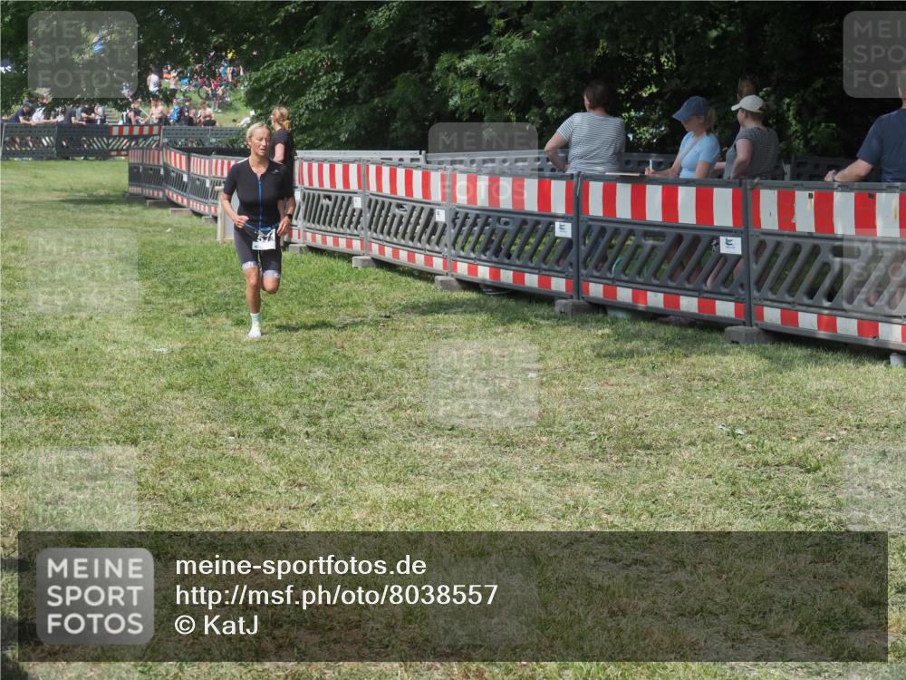 15.06.2025 - 27. Vierlanden-Triathlon KatJ http://msf.ph/oto/8038557 15.06.2025 11:32:56 Schwimmen  meine-sportfotos.de