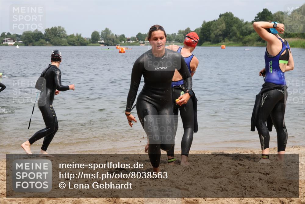 21.06.2025 - 27. Vierlanden-Triathlon Lena Gebhardt http://msf.ph/oto/8038563 15.06.2025 12:27:11 Schwimmen 1057, 1058, 1059, 1060 meine-sportfotos.de