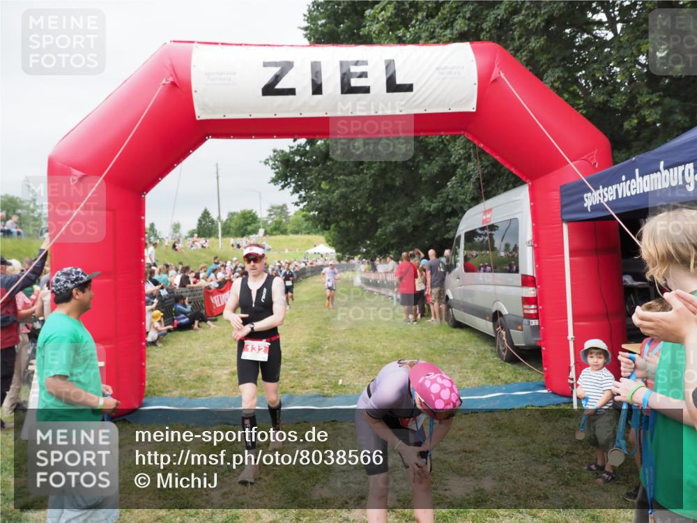 21.06.2025 - 27. Vierlanden-Triathlon MichiJ http://msf.ph/oto/8038566 15.06.2026 13:17:57 Ziel 132, 196, 816 meine-sportfotos.de