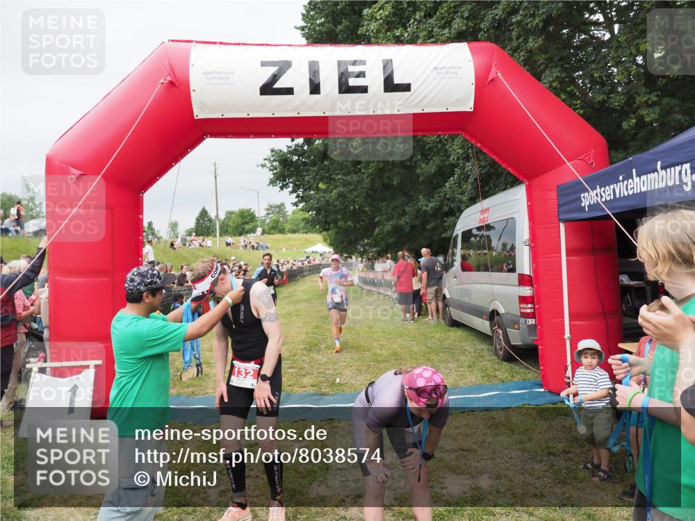 21.06.2025 - 27. Vierlanden-Triathlon MichiJ http://msf.ph/oto/8038574 15.06.2026 13:17:59 Ziel 132, 196, 816 meine-sportfotos.de