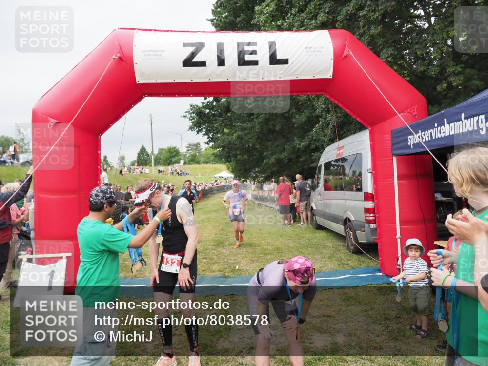 21.06.2025 - 27. Vierlanden-Triathlon MichiJ http://msf.ph/oto/8038578 15.06.2026 13:18:00 Ziel 132, 196, 816 meine-sportfotos.de