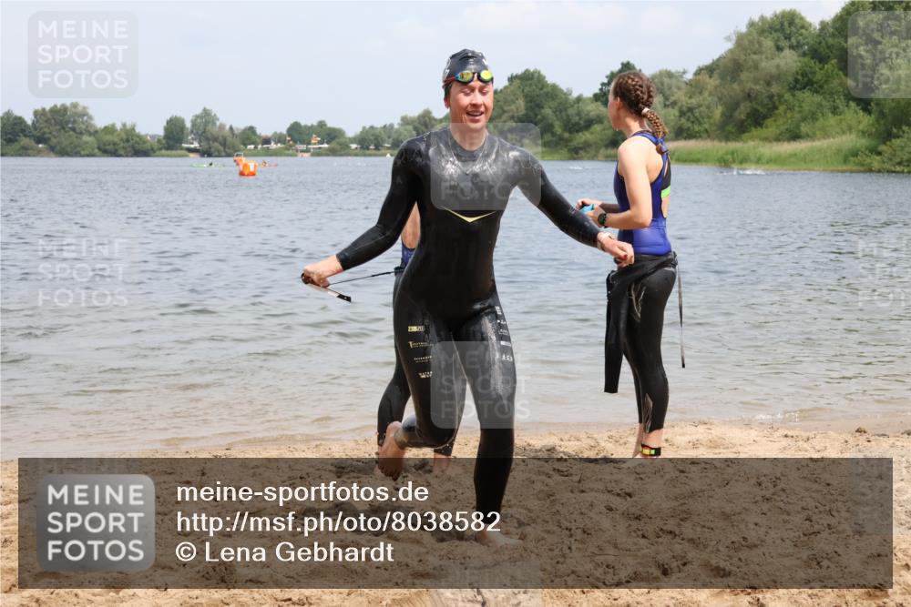 21.06.2025 - 27. Vierlanden-Triathlon Lena Gebhardt http://msf.ph/oto/8038582 15.06.2025 12:27:13 Schwimmen 1057, 1058, 1059, 1060 meine-sportfotos.de
