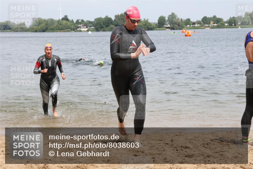 21.06.2025 - 27. Vierlanden-Triathlon Lena Gebhardt http://msf.ph/oto/8038603 15.06.2025 12:27:16 Schwimmen 1057, 1058, 1059, 1060 meine-sportfotos.de
