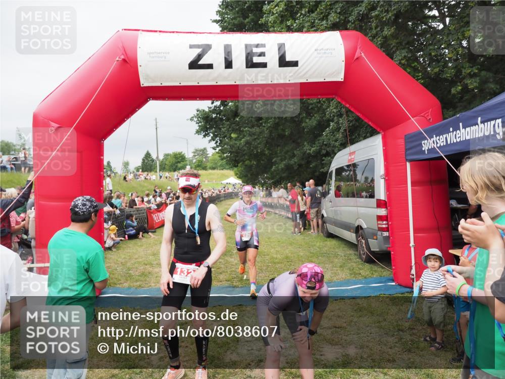 21.06.2025 - 27. Vierlanden-Triathlon MichiJ http://msf.ph/oto/8038607 15.06.2026 13:18:01 Ziel 132, 196, 816 meine-sportfotos.de