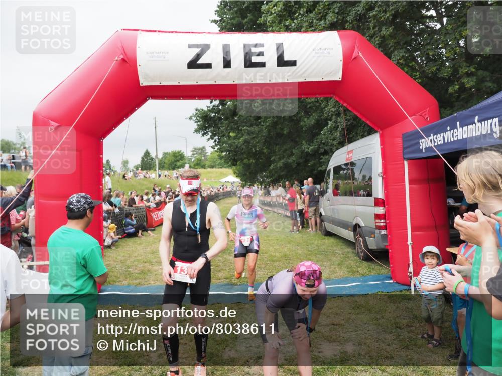 21.06.2025 - 27. Vierlanden-Triathlon MichiJ http://msf.ph/oto/8038611 15.06.2026 13:18:01 Ziel 132, 196, 816 meine-sportfotos.de