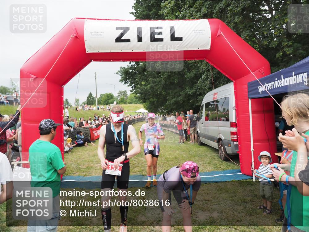 21.06.2025 - 27. Vierlanden-Triathlon MichiJ http://msf.ph/oto/8038616 15.06.2026 13:18:01 Ziel 132, 196, 816 meine-sportfotos.de